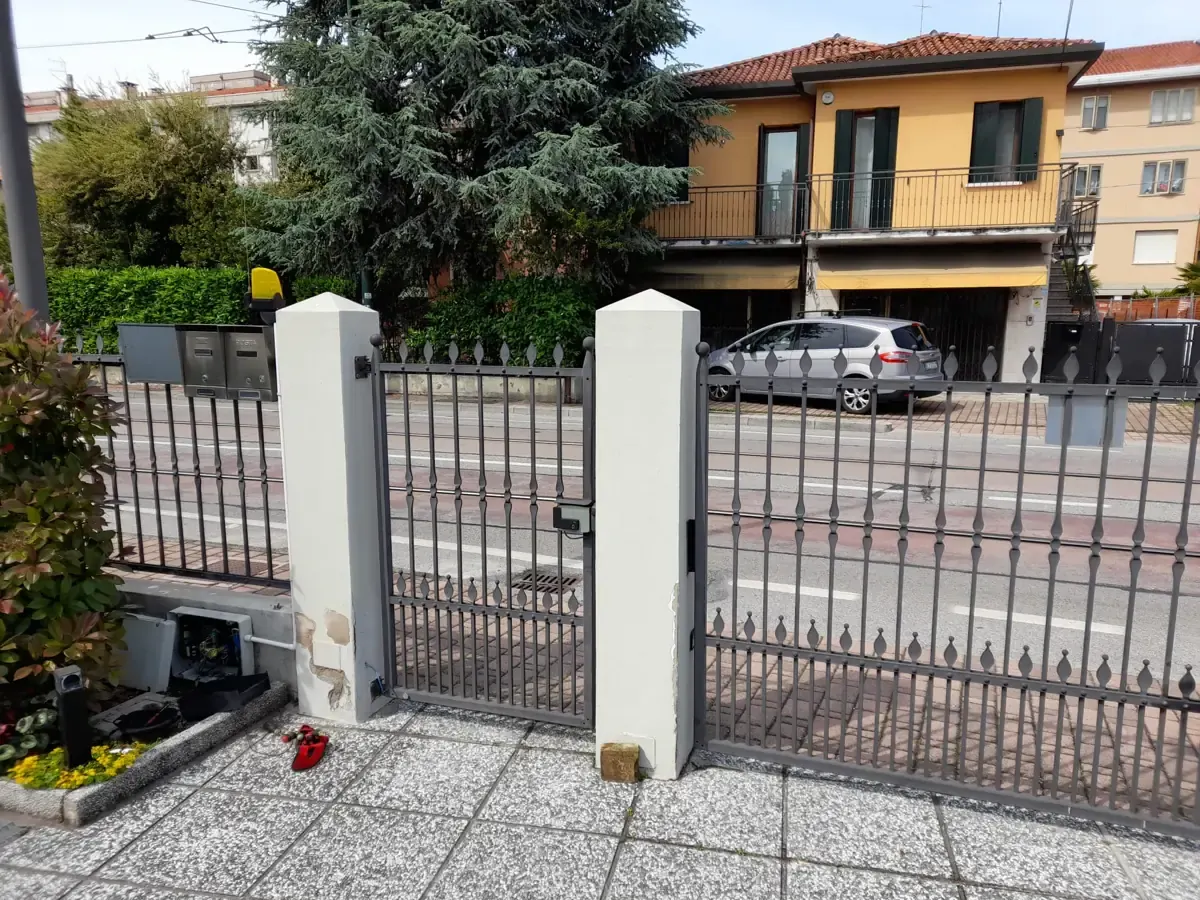 Cancello automatico tra pilastri in muratura a Torino