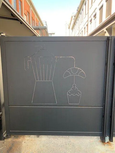 Cancello pedonale automatico in lamiera a Torino
