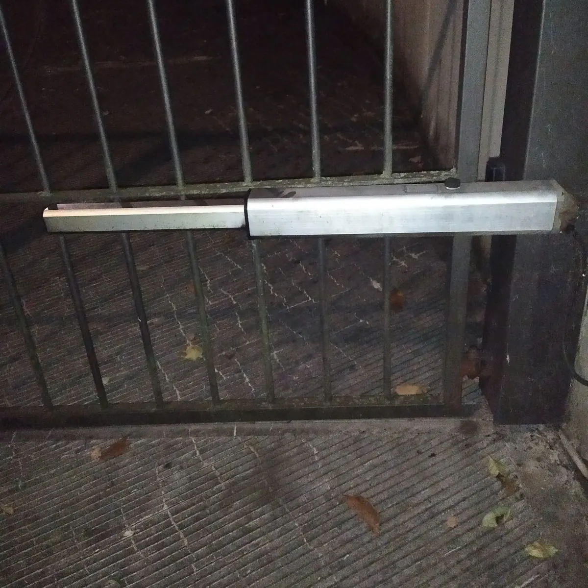 Pistone elettromeccanico su cancello a battente a Torino