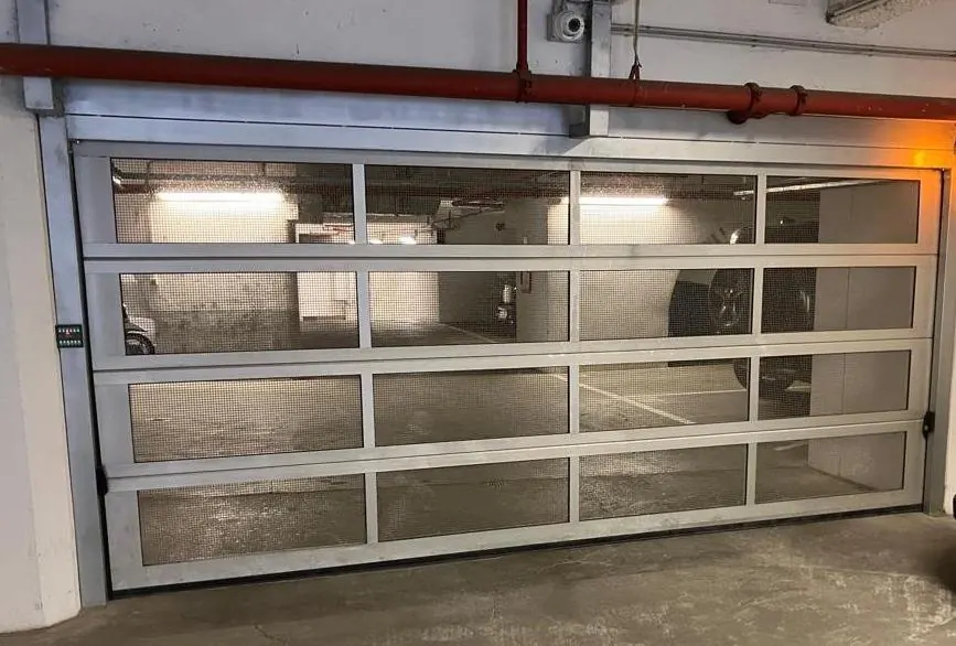 Portone sezionale con pannelli vetrati a Torino